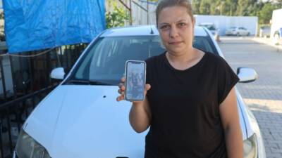 Hatay'da hava sıcak diye aracına aldığı yolcuların düşürdüğü cep telefonunun