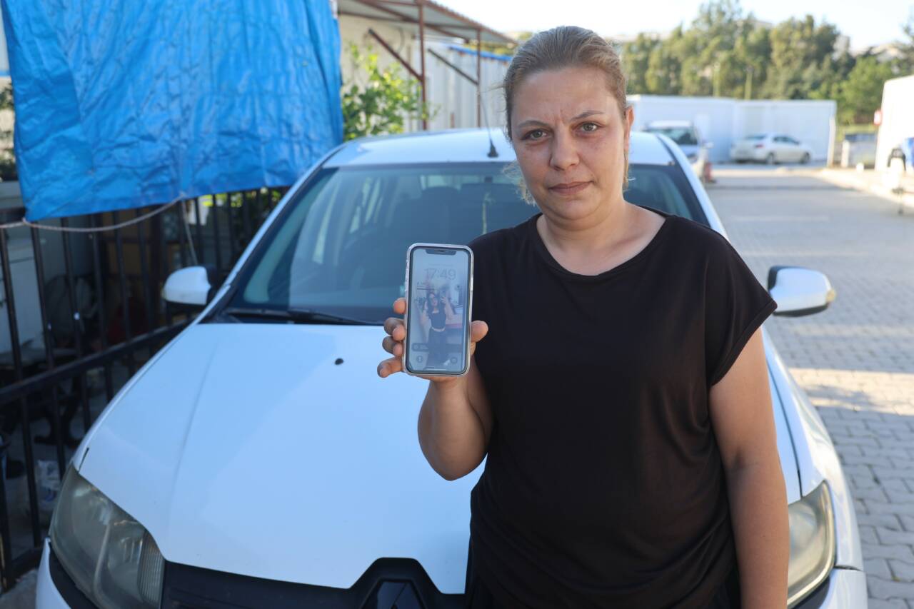 Hatay'da hava sıcak diye aracına aldığı yolcuların düşürdüğü cep telefonunun