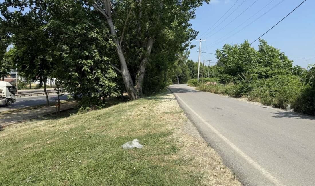 Sakarya’nın Adapazarı ilçesinde bir kişi, park halindeki aracında silahla vurulmuş