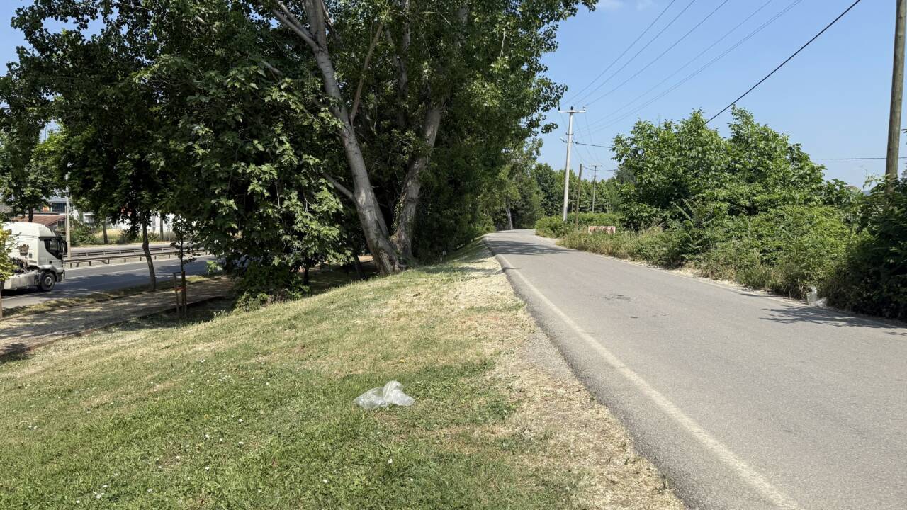 Sakarya’nın Adapazarı ilçesinde bir kişi, park halindeki aracında silahla vurulmuş