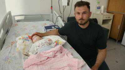 Hatay'da devlet hastanesinde görevli hemşire, serum çıkarma işlemi esnasında sargıyla