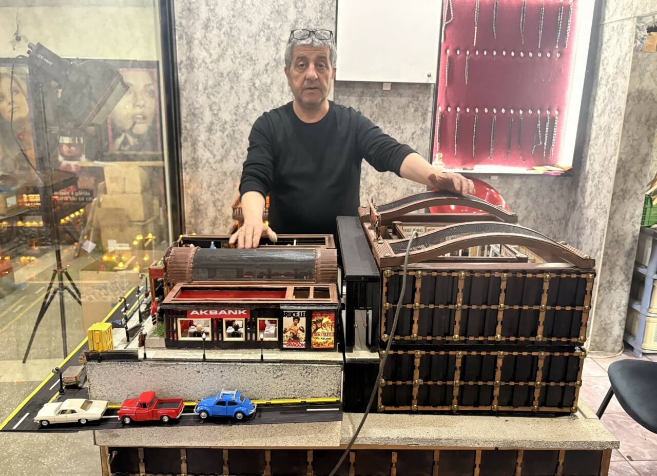 Erzurum'da yaşayan 56 yaşındaki kuaför Yılmaz Küçükoğlu, çocukluk ve gençlik