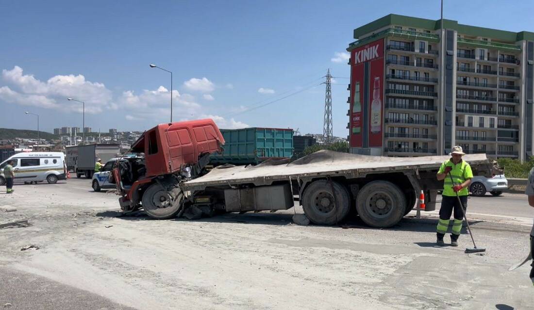 Arızalanan kamyona çarpan tırın sürücüsü hayatını kaybetti! Bursa'da İzmir-İstanbul Otoyolu Mudanya-Geçit Kavşağı'nda meydana gelen 4 araçlı zincirleme
