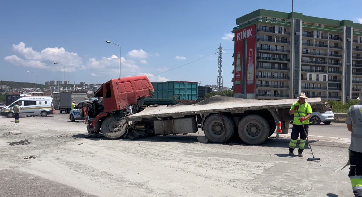 Bursa'da İzmir-İstanbul Otoyolu Mudanya-Geçit Kavşağı'nda meydana gelen 4 araçlı zincirleme