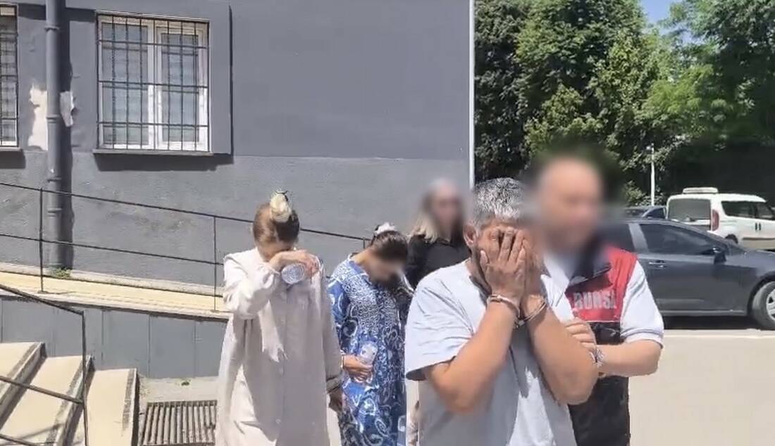 Çaldıkları, 1.8 milyonluk ziynet sahibine teslim edildi! Bursa'da bir evden çaldıkları içerisinde yaklaşık 1 milyon 800 bin