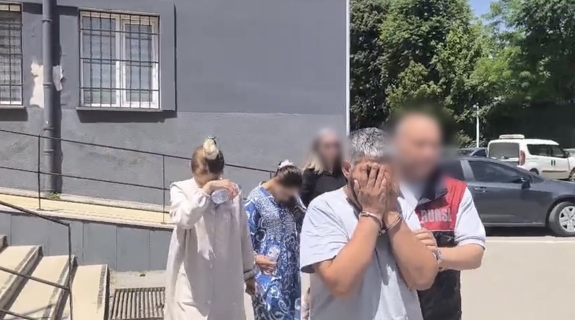 Bursa'da bir evden çaldıkları içerisinde yaklaşık 1 milyon 800 bin