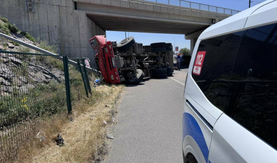 Kayseri'de damperi açılan kamyonun köprüye