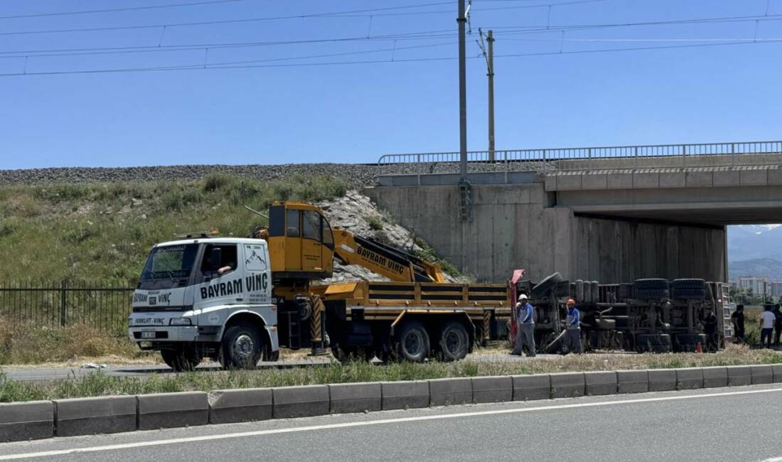 Kamyonun damperi açıldı köprüye çarptı, 1 kişi öldü! Kayseri'de damperi açılan kamyonun köprüye çarpıp yan yatması sonucu meydana