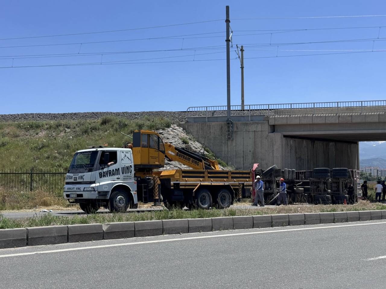 Kayseri'de damperi açılan kamyonun köprüye çarpıp yan yatması sonucu meydana