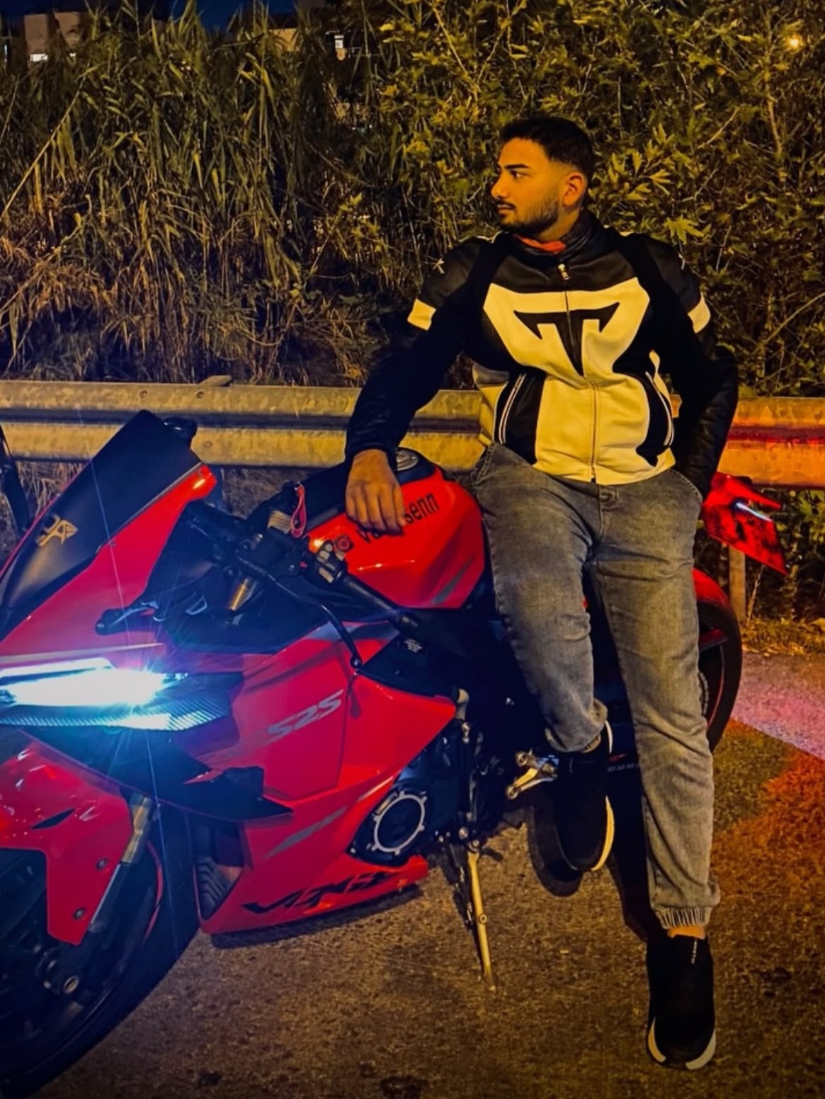 Antalya'da kontrolden çıkan motosikletin bariyerlere çarpması sonucu meydana gelen kazada