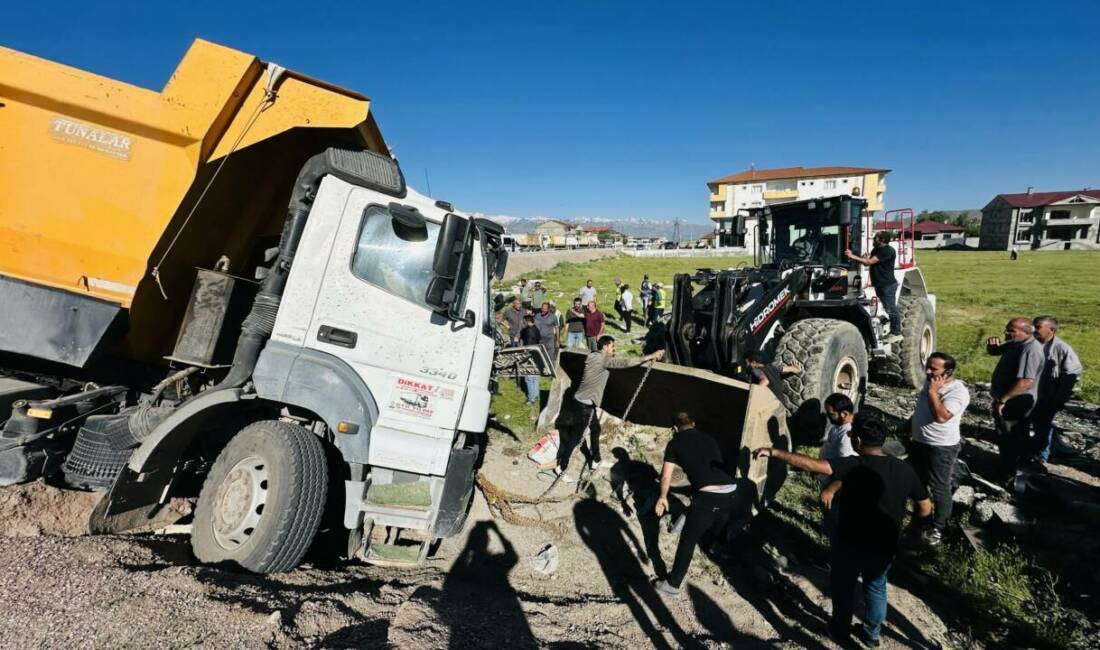 Yolcu minibüsü ile kamyon çarpıştı: 2 ölü, 3 yaralı! Hakkari’nin Yüksekova ilçesinde yolcu minibüsü ile kamyonun çarpışması sonucu 2