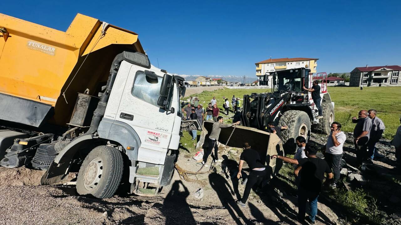 Hakkari’nin Yüksekova ilçesinde yolcu minibüsü ile kamyonun çarpışması sonucu 2