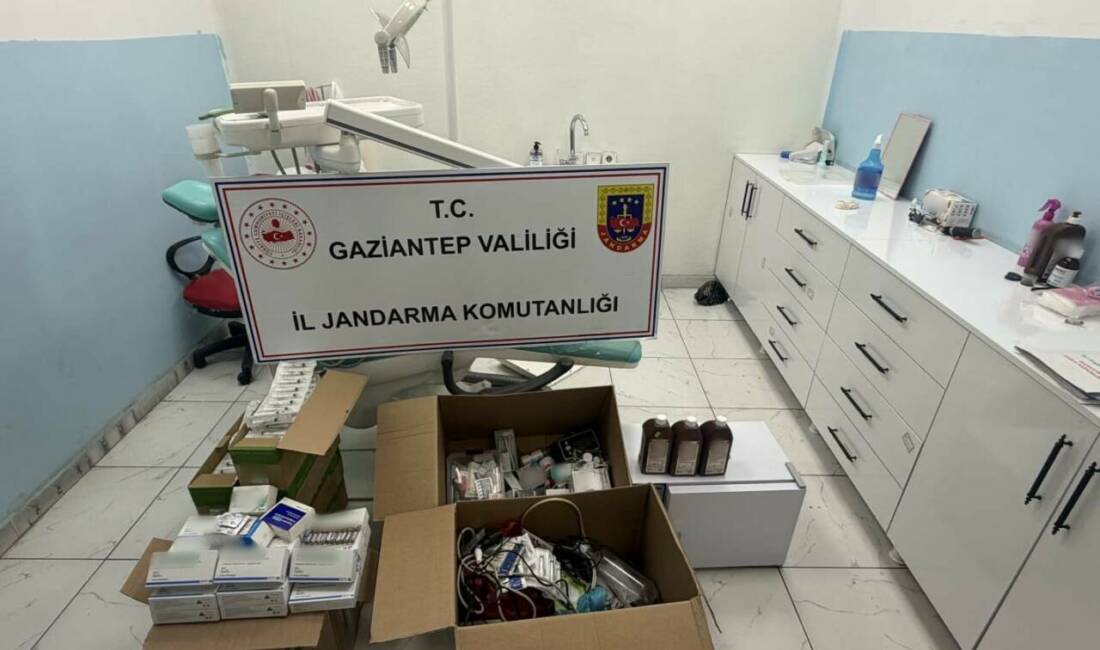 Jandarmadan baskın, iki sahte doktor yakalandı! Gaziantep'te jandarma ekiplerince ruhsatsız diş kliniğine yapılan operasyonda sahte doktor