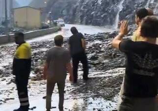 Artvin-Erzurum kara yolunda dün etkili olan sağanak yağış sonrası meydana
