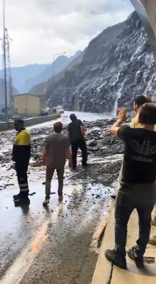 Artvin-Erzurum kara yolunda dün etkili olan sağanak yağış sonrası meydana