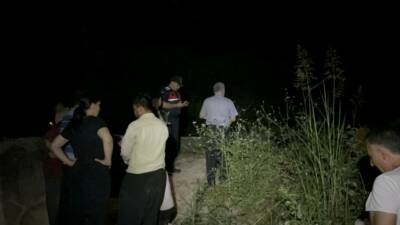 Osmaniye’nin Sumbas ilçesine bağlı Mehmetli beldesinde sulama kanalına düşen keçisini