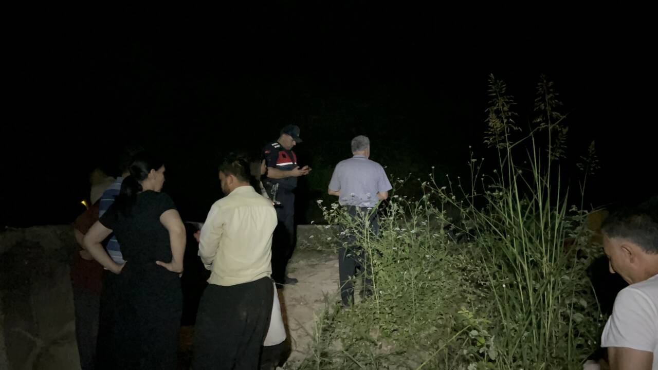 Osmaniye’nin Sumbas ilçesine bağlı Mehmetli beldesinde sulama kanalına düşen keçisini