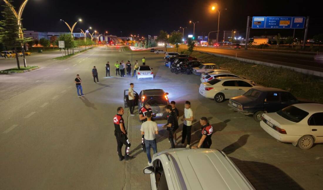 Aksaray sokaklarında şok uyulama! Aksaray polisi, gece yarısı şehir genelinde yaptığı şok uygulama ile
