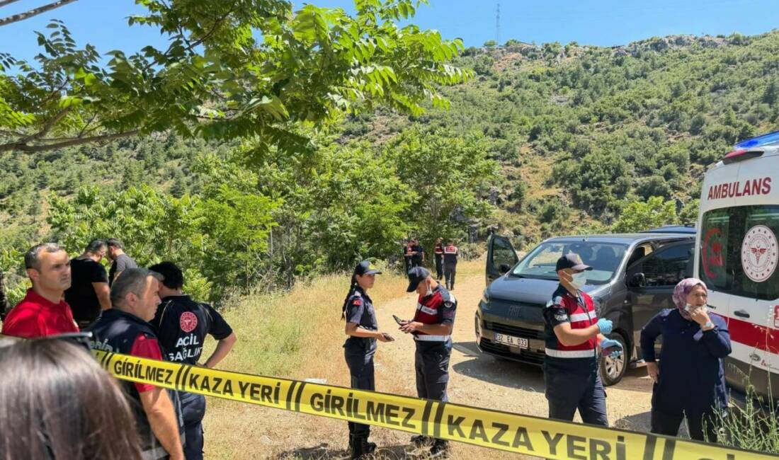 Park halindeki araçta 2 gencin cansız bedeni bulundu! Isparta'nın Eğirdir ilçesine bağlı Akpınar köyü yol kavşağında park halindeki