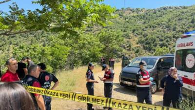 Isparta'nın Eğirdir ilçesine bağlı Akpınar köyü yol kavşağında park halindeki