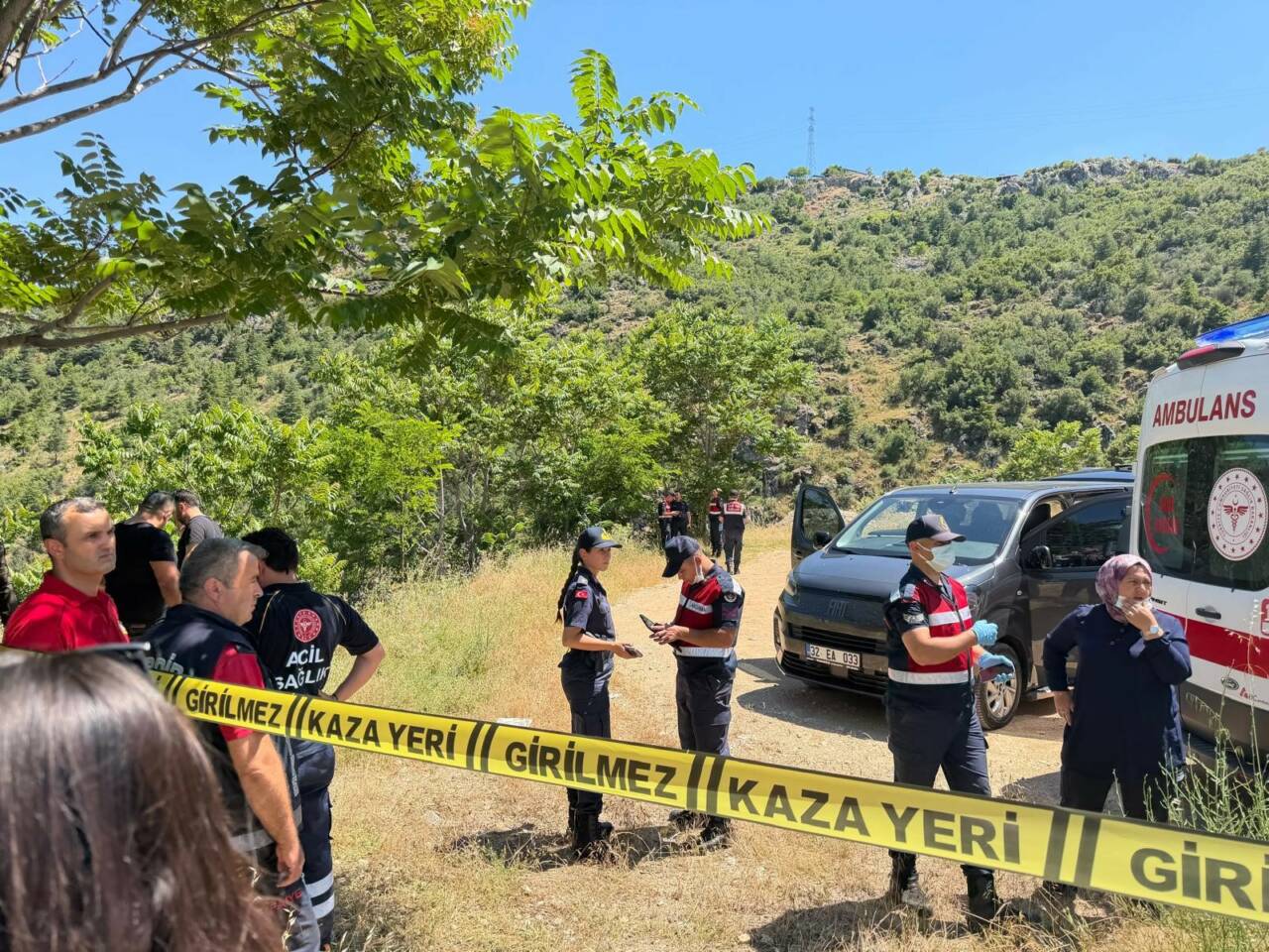 Isparta'nın Eğirdir ilçesine bağlı Akpınar köyü yol kavşağında park halindeki