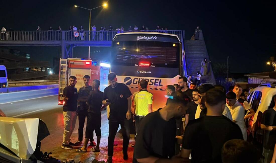Bursa'da iddiaya göre alkollü otomobil sürücüsü, seyir halindeki servis otobüsüne