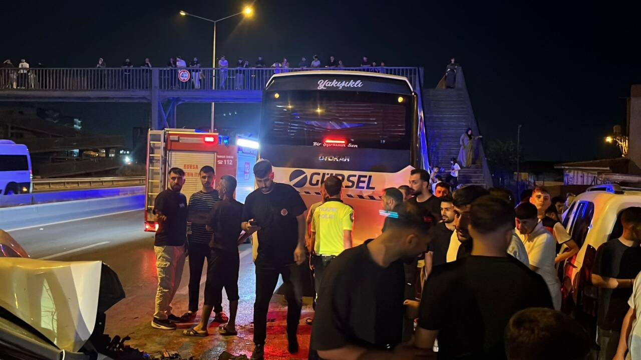 Bursa'da iddiaya göre alkollü otomobil sürücüsü, seyir halindeki servis otobüsüne