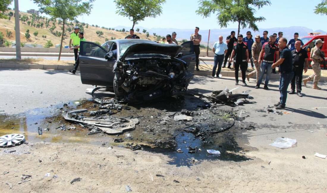 Şırnak'ta iki otomobilin kafa kafaya çarpıştığı trafik kazasında ağır yaralanan