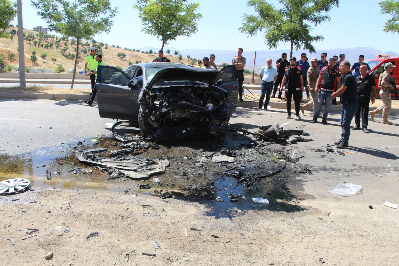 Şırnak'ta iki otomobilin kafa kafaya çarpıştığı trafik kazasında ağır yaralanan
