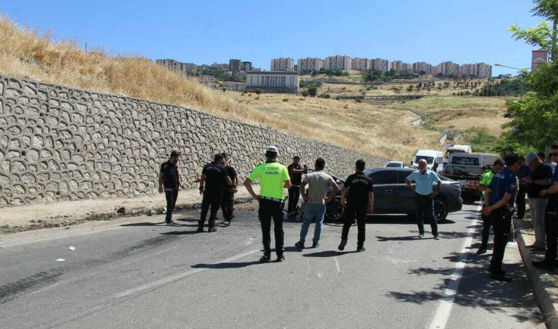 Şırnak'ta iki otomobilin kafa kafaya