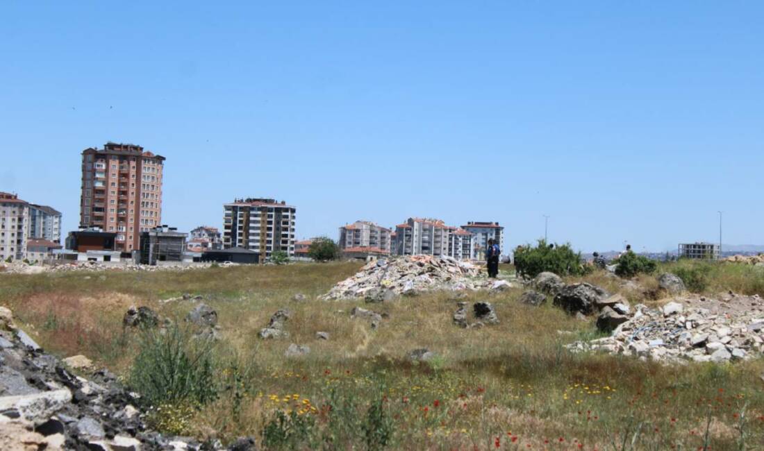 Kayseri'nin Melikgazi ilçesinde boş arazide molozların arasında erkek cesedi bulundu.