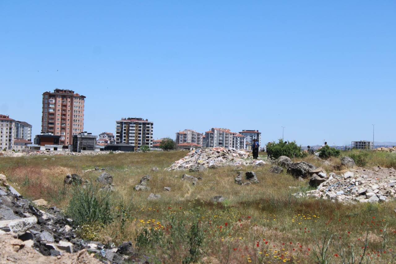 Kayseri'nin Melikgazi ilçesinde boş arazide molozların arasında erkek cesedi bulundu.