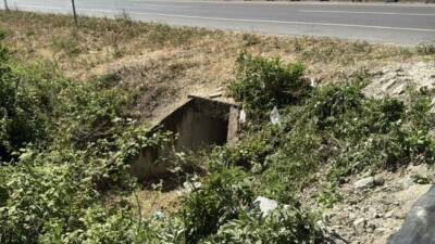 Sakarya'da kontrolden çıkarak menfeze düşen otomobilde anne ile kızı hayatını