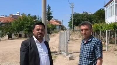 Ağaçören’de yürütülen yol düzenleme çalışmalarına katkı sağlamak amacıyla kendi arsasından