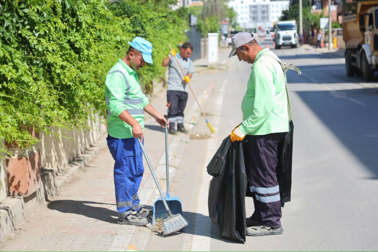 Aksaray Belediyesi, Hasas Mahallesi’nde yürüttüğü düzenli temizlik çalışmalarıyla çevre düzenini
