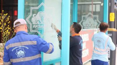 Aksaray Belediyesi, her gün binlerce kişinin kullandığı otobüs duraklarında kapsamlı