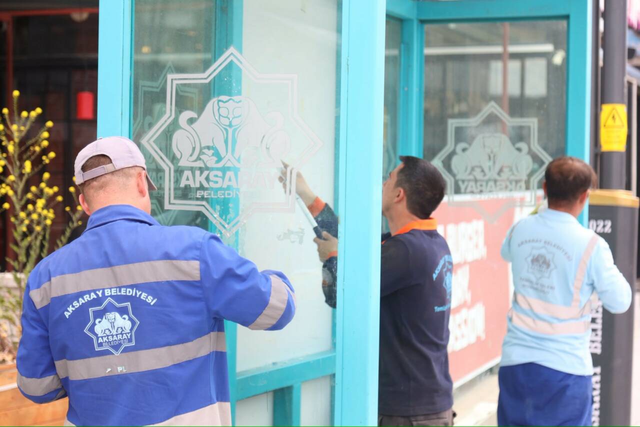 Aksaray Belediyesi, her gün binlerce kişinin kullandığı otobüs duraklarında kapsamlı