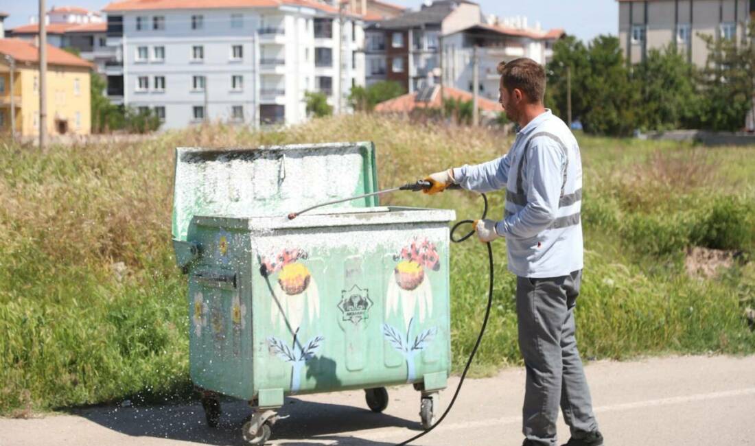 Aksaray’da konteynerlere hijyen odaklı temizlik Aksaray Belediyesi, Hacılar Harmanı Mahallesi’nde çöp konteynerlerini düzenli olarak yıkayıp
