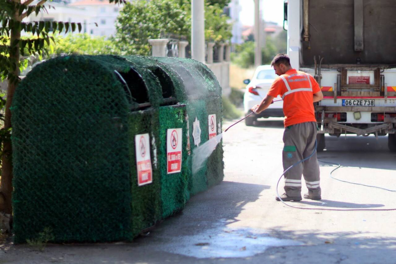Aksaray Belediyesi, yaz ayları öncesinde şehir genelinde konteyner ve çimçit