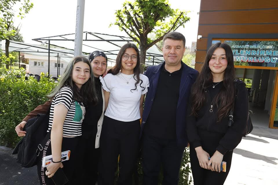 Başkan Dinçer; “Gençlerimizin emeğine şahidiz, başarıya ulaşmalarını temenni ediyoruz” Aksaray Belediye Başkanı Dr. Evren Dinçer, hafta sonu gerçekleştirilecek olan