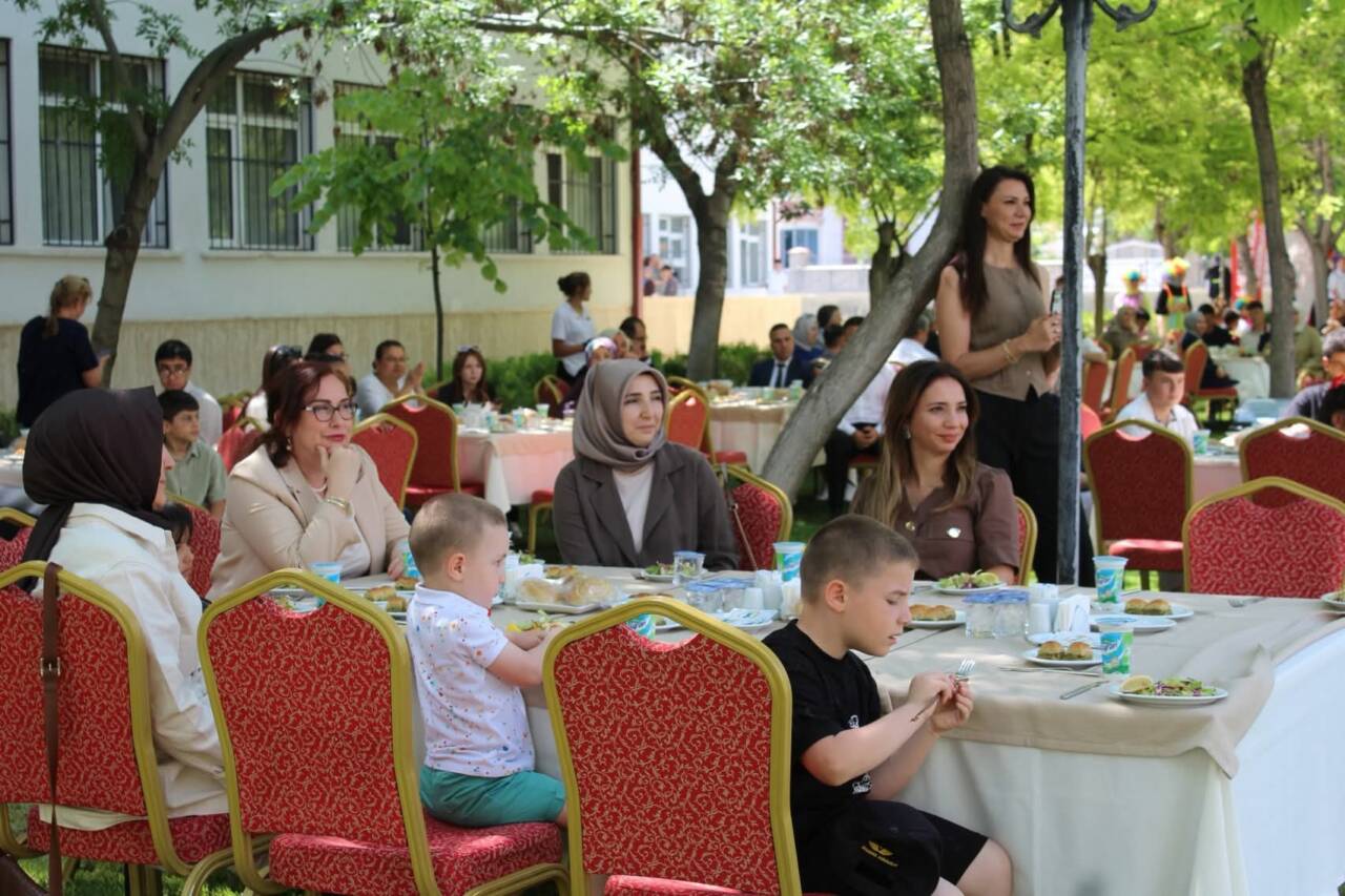 Aksaray’da devlet himayesi altında bulunan çocuklar için Karne Şenliği programı