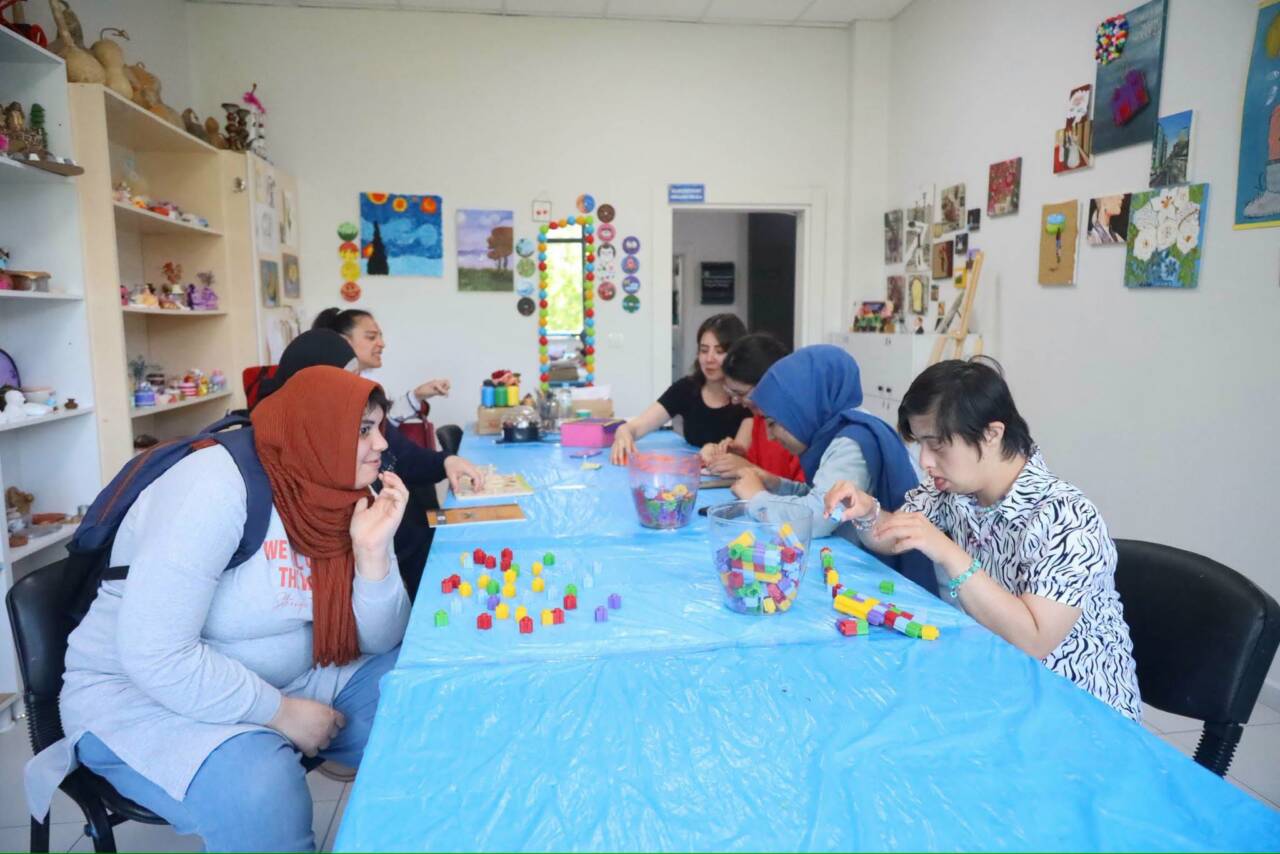 Aksaray Belediyesi bünyesindeki Engelsiz Yaşam Merkezi’nde özel bireylere yönelik eğitimler