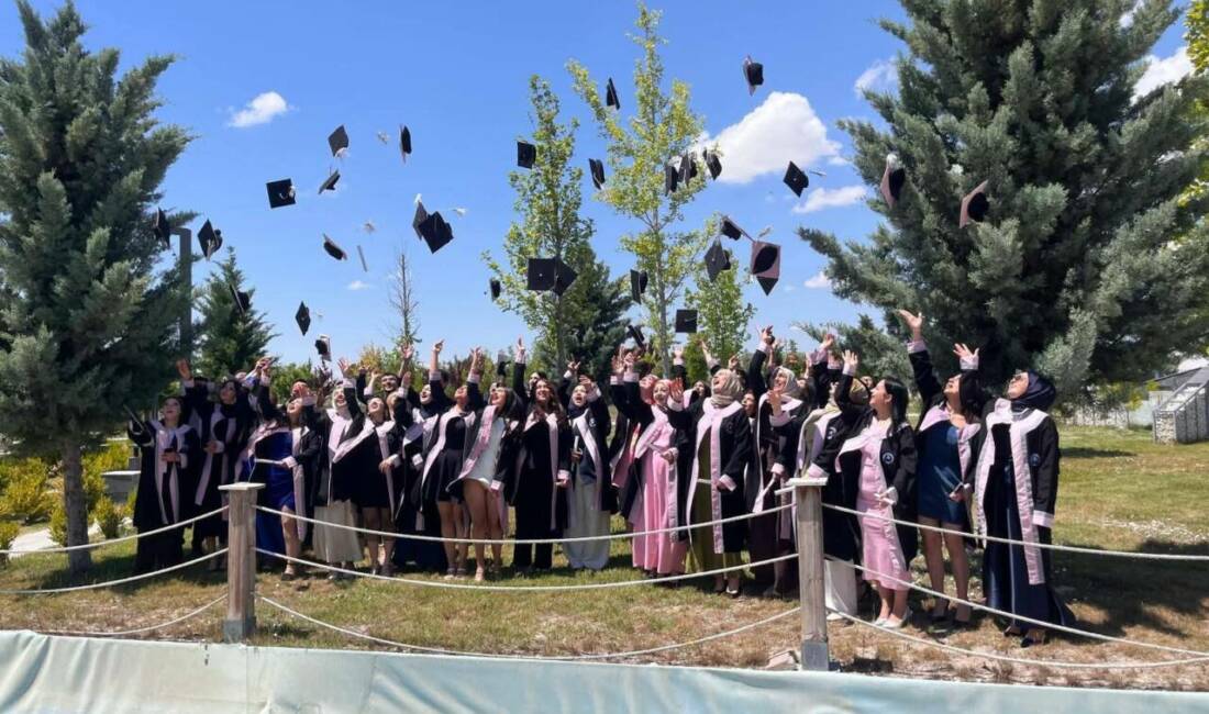 Eskil MYO’da mezuniyet coşkusu: Öğrenciler yeni hayatlarına uğurlandı Aksaray Üniversitesi Eskil Meslek Yüksekokulu tarafından düzenlenen mezuniyet töreninde öğrenciler