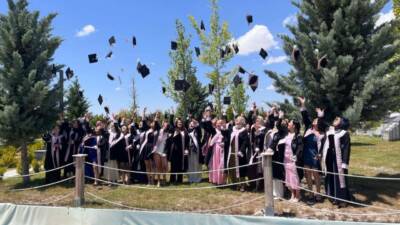 Aksaray Üniversitesi Eskil Meslek Yüksekokulu tarafından düzenlenen mezuniyet töreninde öğrenciler