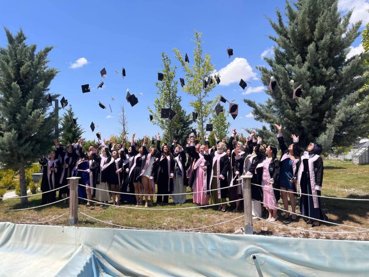 Aksaray Üniversitesi Eskil Meslek Yüksekokulu tarafından düzenlenen mezuniyet töreninde öğrenciler