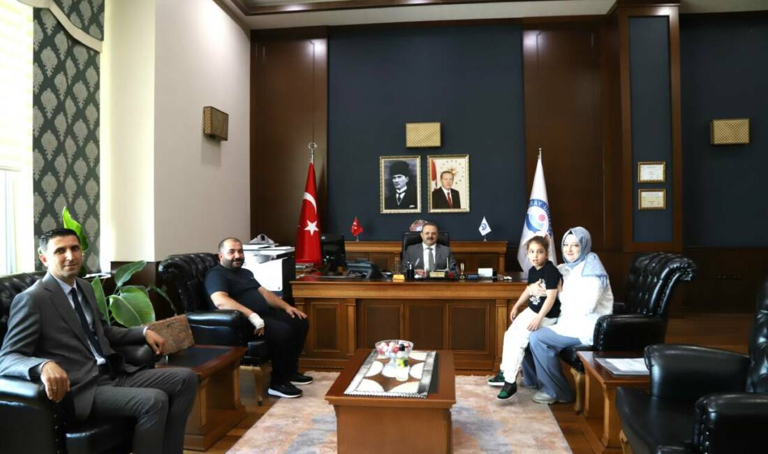 Özel gereksinimli minik Elif’ten ASÜ Rektörü Arıbaş’a anlamlı hediye Aksaray Üniversitesi (ASÜ) Rektörü Prof. Dr. Alpay Arıbaş, Toplumsal Katkı