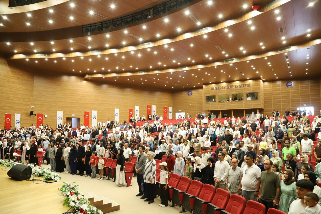 Aksaray Üniversitesi (ASÜ) İlahiyat Fakültesinde mezuniyet heyecanı yaşandı. ASÜ Konferans