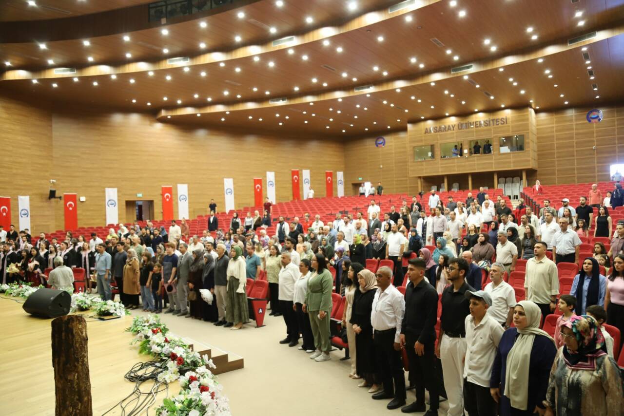Aksaray Üniversitesi (ASÜ) İletişim Fakültesinde mezuniyet sevinci yaşandı. Dört yıllık