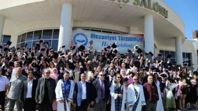 Aksaray Üniversitesi (ASÜ) Sosyal Bilimler Meslek Yüksekokulunun mezuniyet töreniyle birlikte