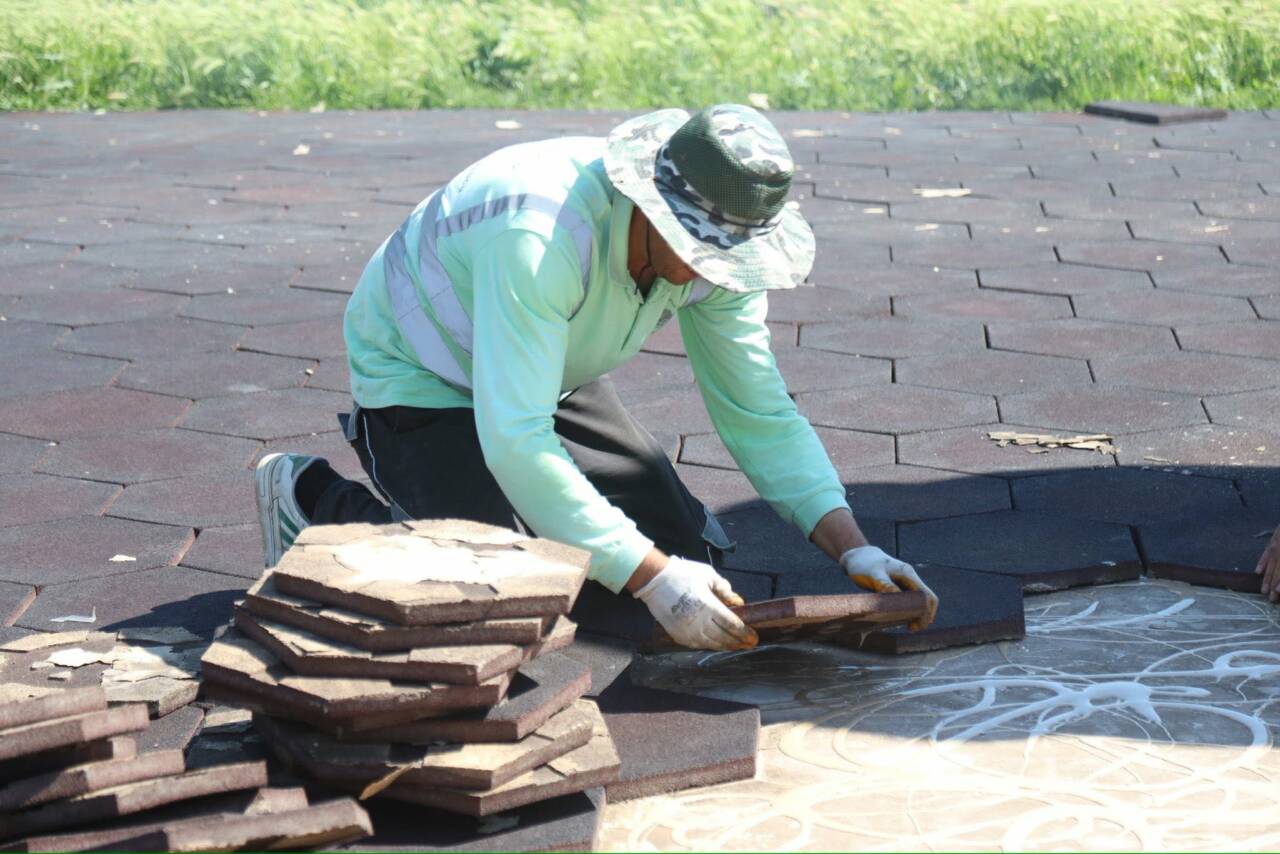 Aksaray Belediyesi, Hasas Mahallesi’ndeki parklarda yıpranan zeminleri yenileyerek çocuklar için